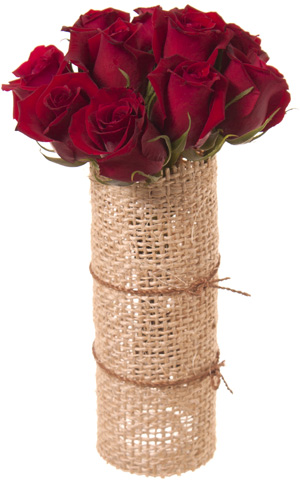 12 rosas rojas en base cubierta de henequén