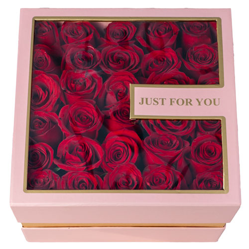 Rosas rojas en caja cuadrada color rosa