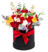 rosas-rojas-y-flores-mixtas-en-caja-redonda